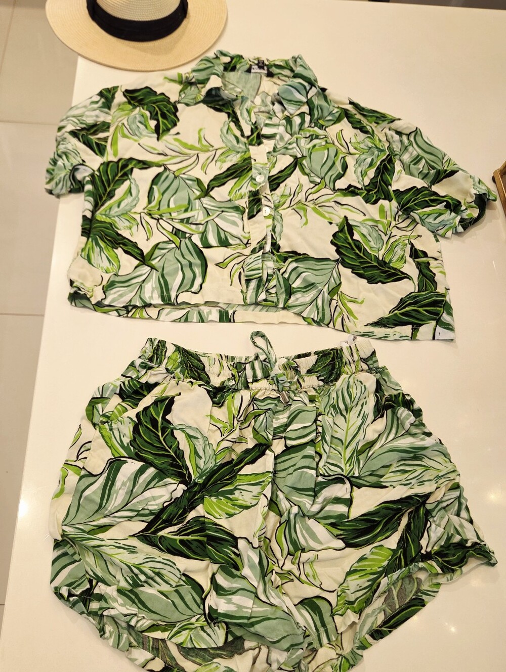 Tropical Leaf Print Women’s Shorts - Green Leaf